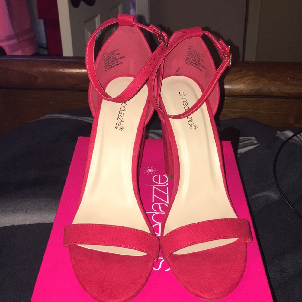 Shoe dazzle red heels